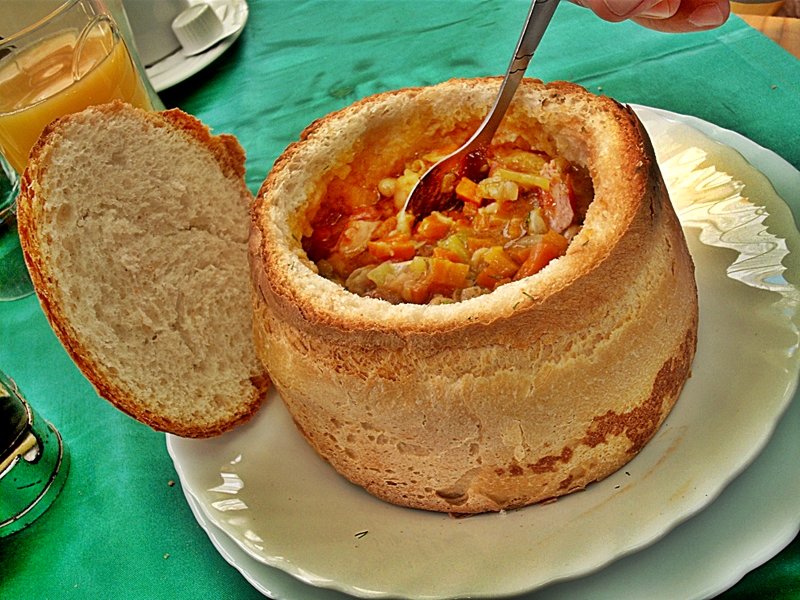 Ciorba de fasole in bol de paine