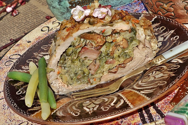 Muschiulet de porc umplut cu mix de fasole, afumatura si galbiori in mantie de prapur de miel