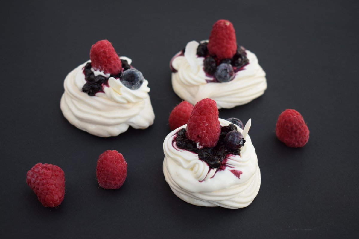 Mini Pavlova cu frisca, mascarpone si fructe