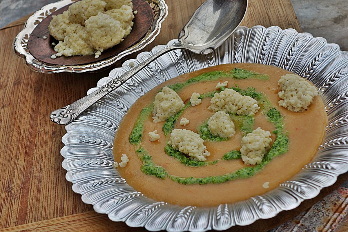 Supa crema de legume cu galusti din fulgi de mei si pesto de patrunjel