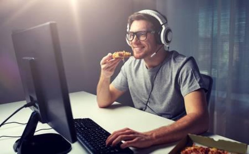 Legatura dintre tinerii millennials, pizza si jocurile video