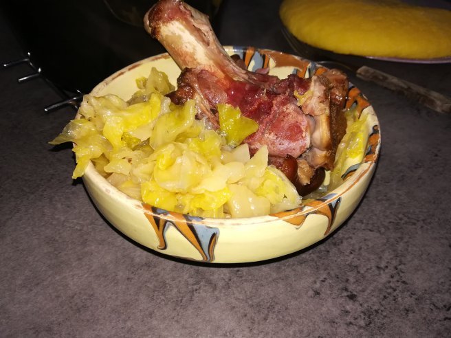 Varza cu ciolan afumat la slow cooker Crock Pot