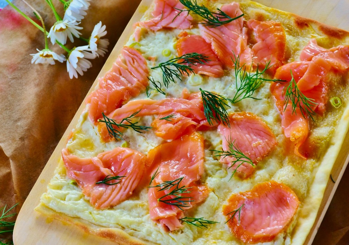 Tarta subtire cu somon afumat si smantana – o eleganta simpla in farfurie