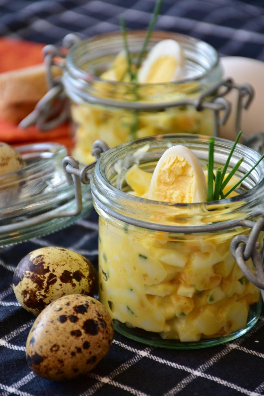 Salata cremoasa de oua cu maioneza si verdeata – gust simplu, de fiecare zi