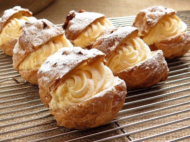 Choux cu crema de vanilie - un desert fin si aerat