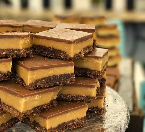 Prajitura Milionarului cu blat crocant, caramel si ciocolata