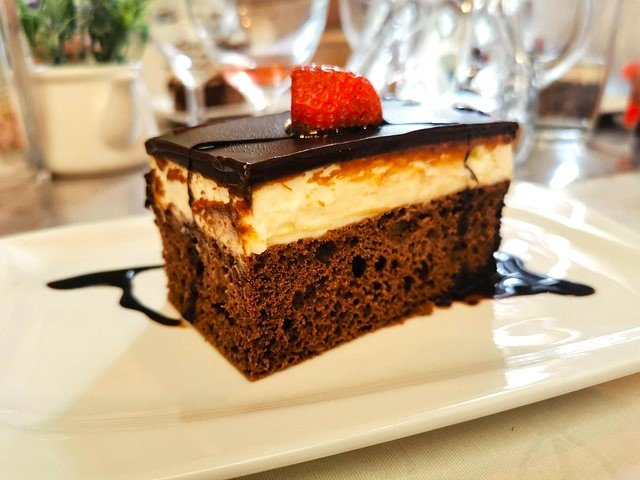 Prajitura cu blat de cacao, crema alba si glazura de ciocolata