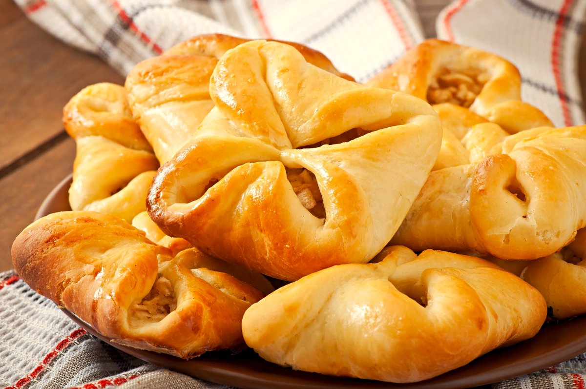 Placinte pufoase cu mere - un desert clasic, cu aluat dospit moale si umplutura aromata de mere