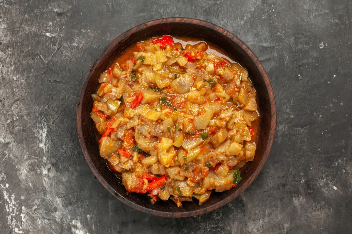 Zacusca de vinete – cu legume tocate marunt
