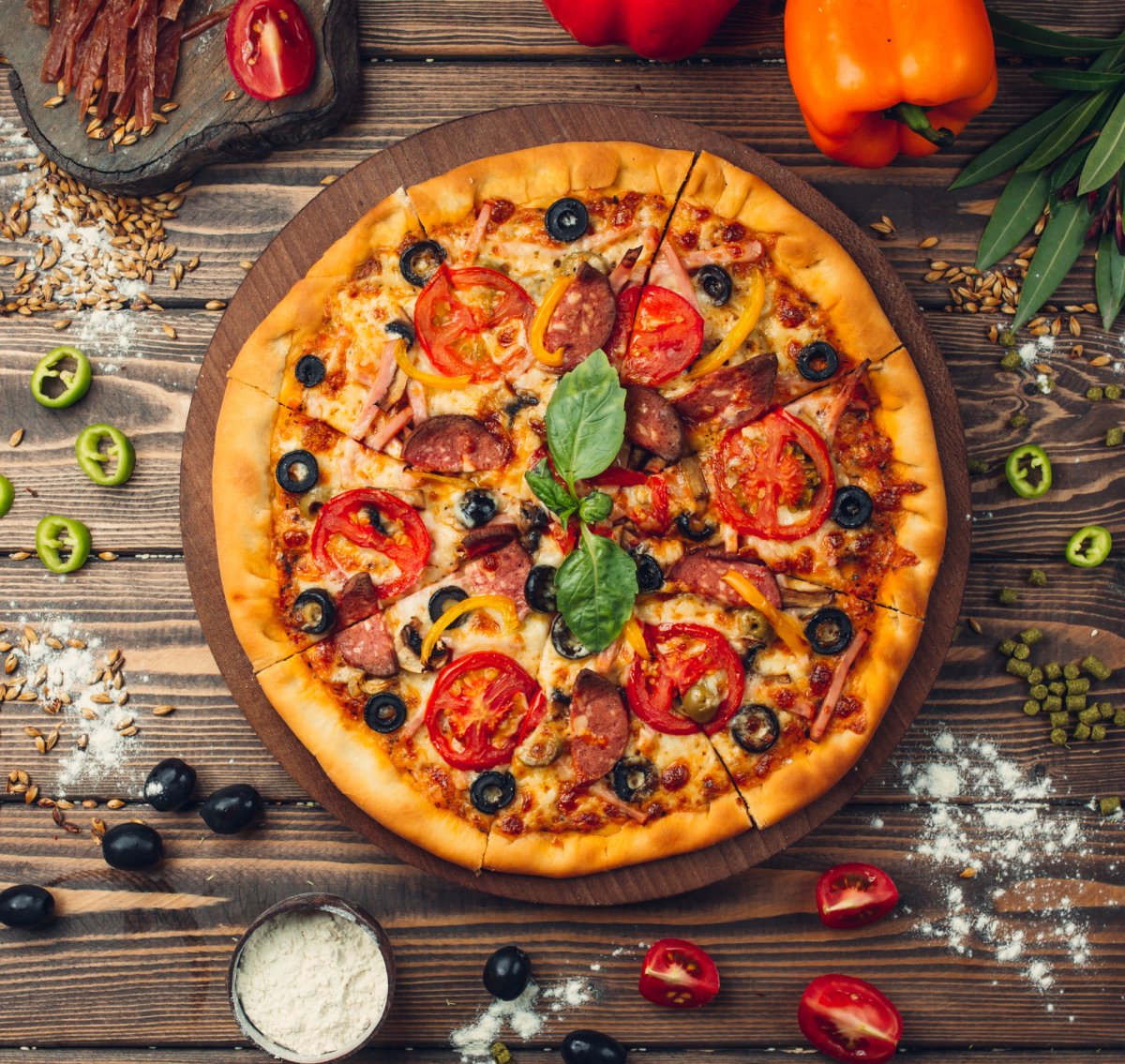 Pizza de casa cu salam, rosii si masline