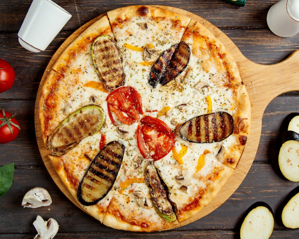 Pizza cu vinete si rosii la cuptor