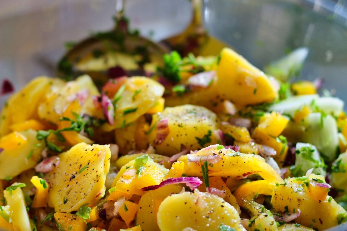 Salata de cartofi cu legume si verdeturi – o reteta simpla si gustoasa