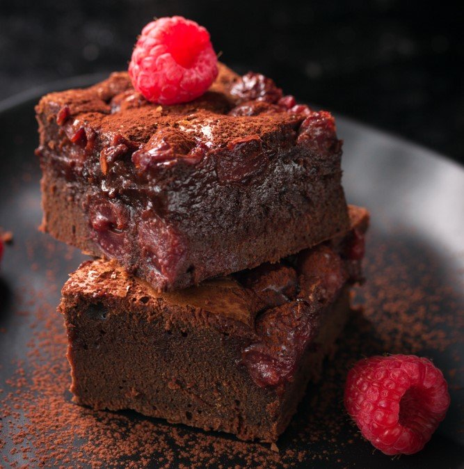 Negresa densa cu ciocolata si zmeura - un desert intens ciocolatos