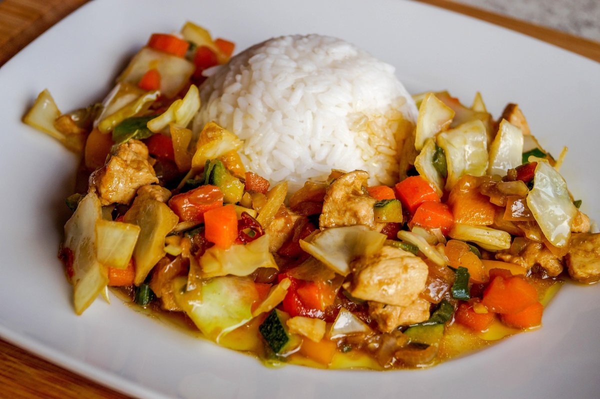 Pui cu legume asiatice si orez alb