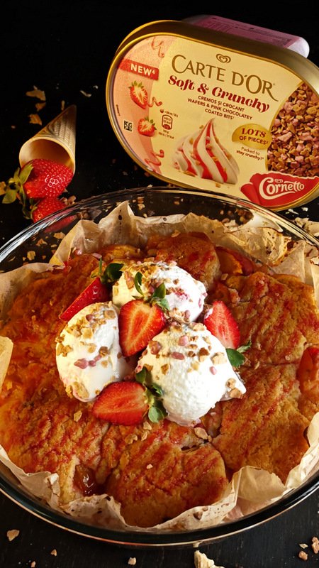 Cobbler cu piersici și înghețată cu topping crunchy - Delicios și parfumat