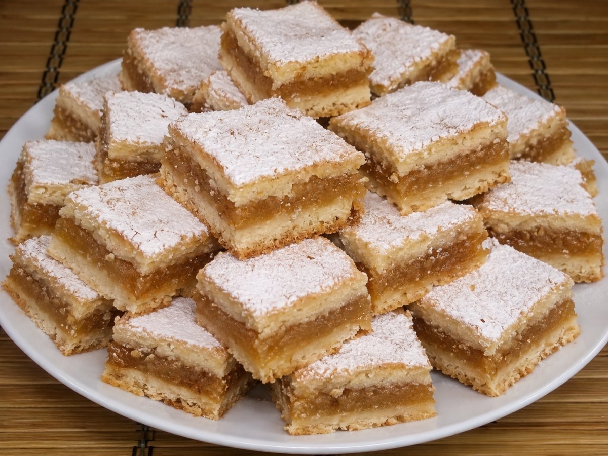 Reteta de Prajitura turnata cu mere, frageda, aromata si usor de facut