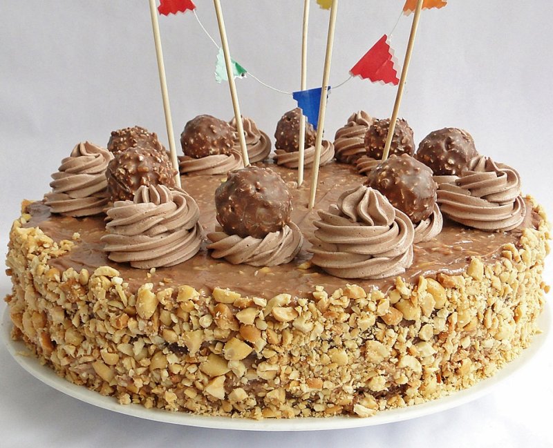 Tort Ferrero Rocher | Dulciuri | Reteteculinare.RO
