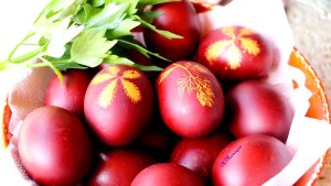 Oua rosii vopsite cu coji de ceapa