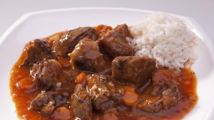 Tocanita de porc in sos de vin – gustul acela de duminica linistita