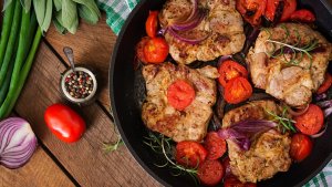 Ceafa de porc frageda la tigaie cu rosii cherry si rozmarin