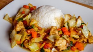 Pui cu legume asiatice si orez alb
