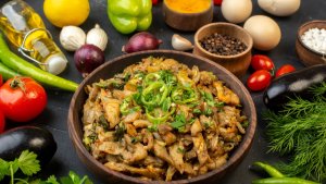Mancare de vinete cu legume si verdeata – gust de vara intr-un bol