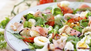 Salata Fresh cu Conopida, Prosciutto si Oua de Prepelita