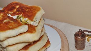Placinte cu salata, leurda si branza feta