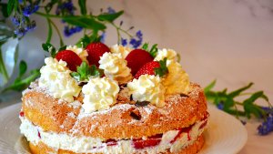 Tort pufos cu frisca si capsuni - tort pufos de casa