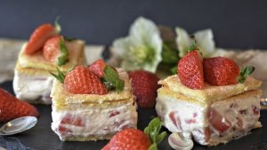 Prajitura cu capsuni si crema de frisca - delicioasa, racoroasa si usoara