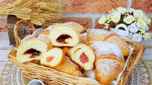 Cornuri cu suc de portocale umplute cu rahat sau dulceata (de post)