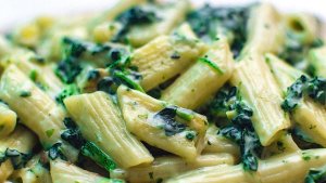 Paste penne cu sos cremos de spanac - o reteta rapida, gustoasa si satioasa