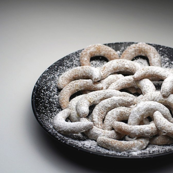 Cornulete dulci vanilate cu nuca sau migdale - fragede si aromate