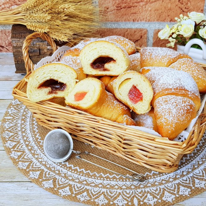 Cornuri cu suc de portocale umplute cu rahat sau dulceata (de post)