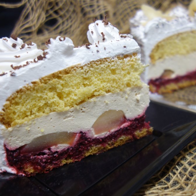 Tort cu crema de iaurt moca si pere