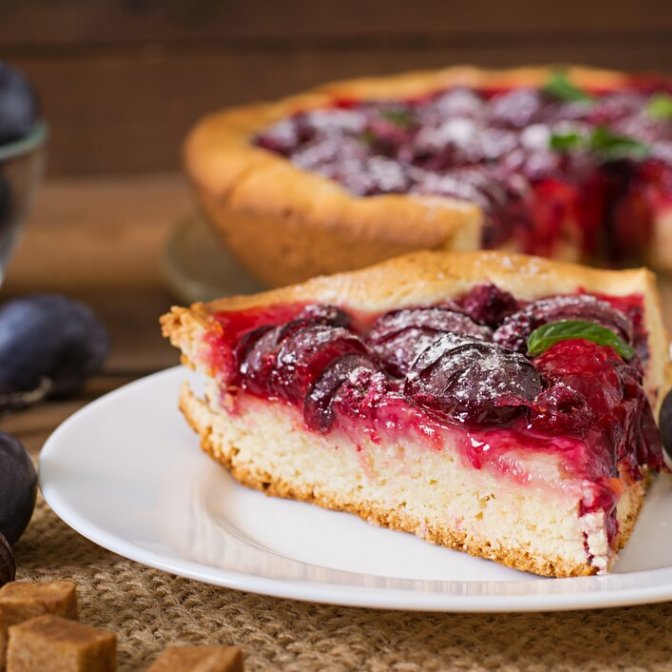 Tarta cu prune si zmeura - frageda si aromata