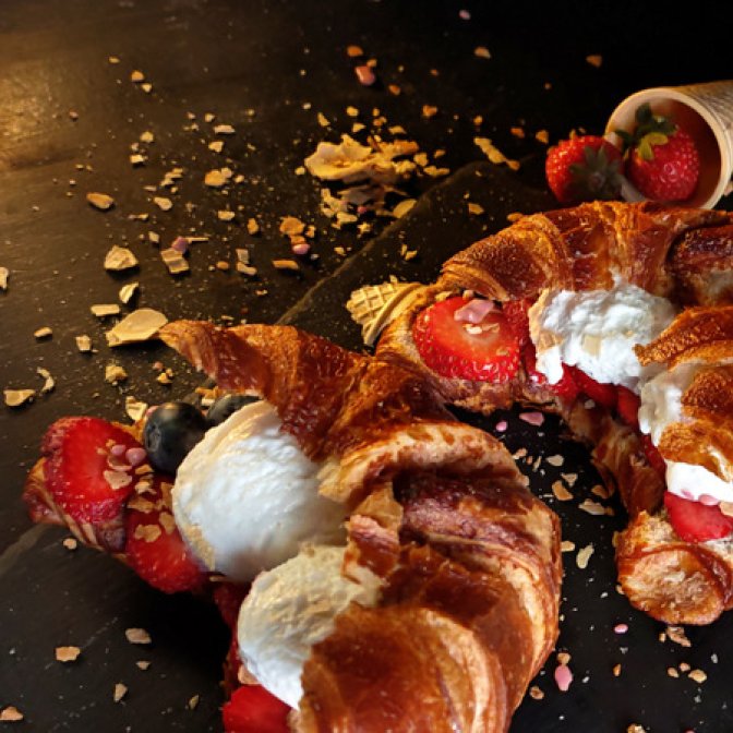 Croissant umplut cu înghețată și fructe - Desertul rapid și delicios