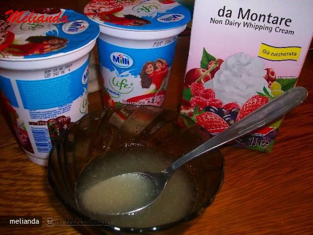 Tort cu Iaurt de Capsuni si Frisca