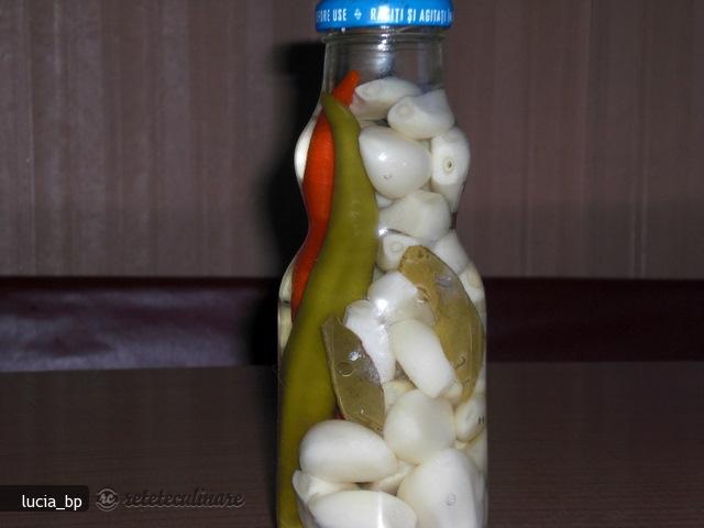 Usturoi Marinat-murat cu Aroma de Dafin