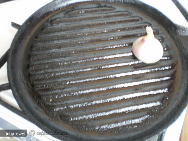 Scrumbie la Gratar pe Pat de Legume
