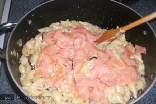 Smoked Salmon Pasta (Paste cu Somon Afumat)
