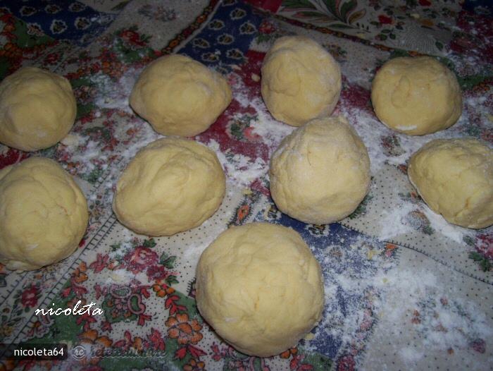 Reţetă de preparare a papanaşilor cu Smântână și Dulceață