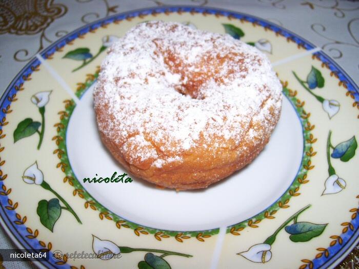 Reţetă de preparare a papanaşilor cu Smântână și Dulceață