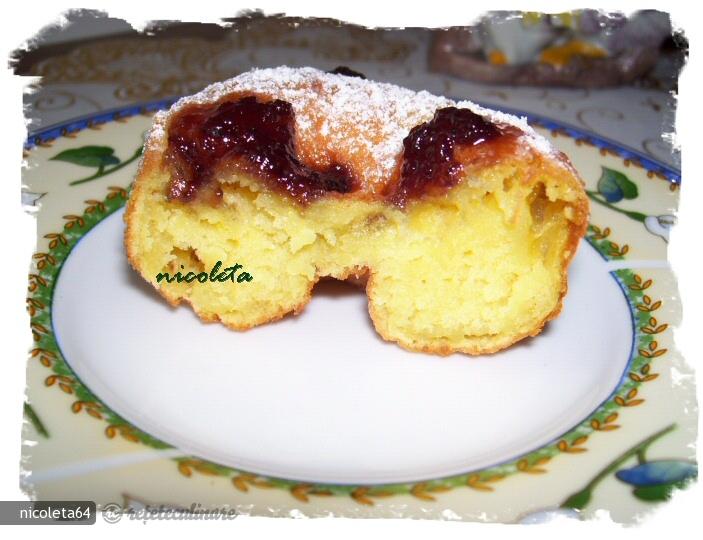 Reţetă de preparare a papanaşilor cu Smântână și Dulceață