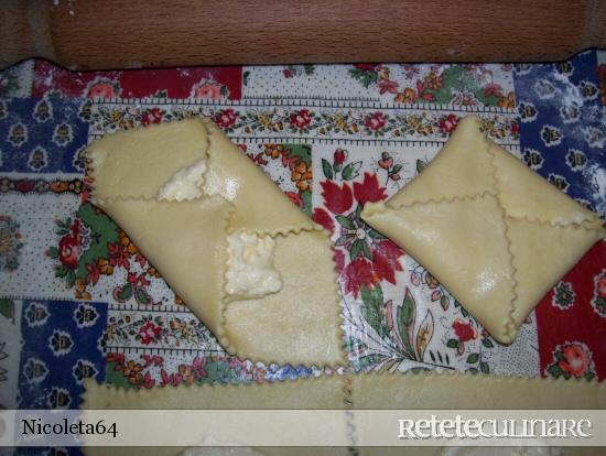 Pateuri cu branza
