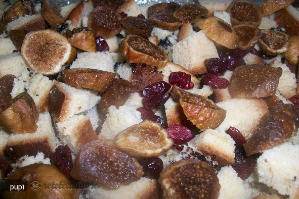 Budinca de Cozonac cu Sos Caramel (Bread Pudding)