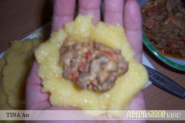 Mamaliguta Umpluta cu Ciuperci