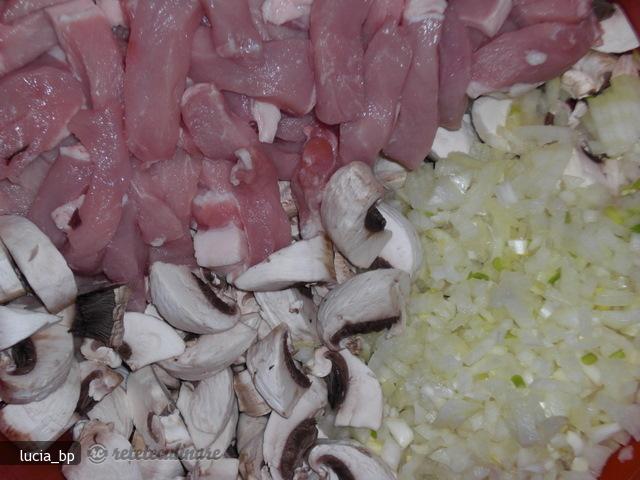 Carne de Porc Picanta cu Ciuperci, la Cuptor