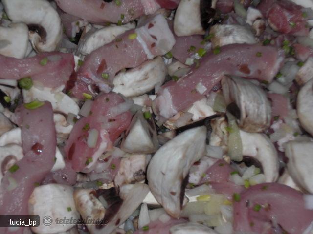 Carne de Porc Picanta cu Ciuperci, la Cuptor