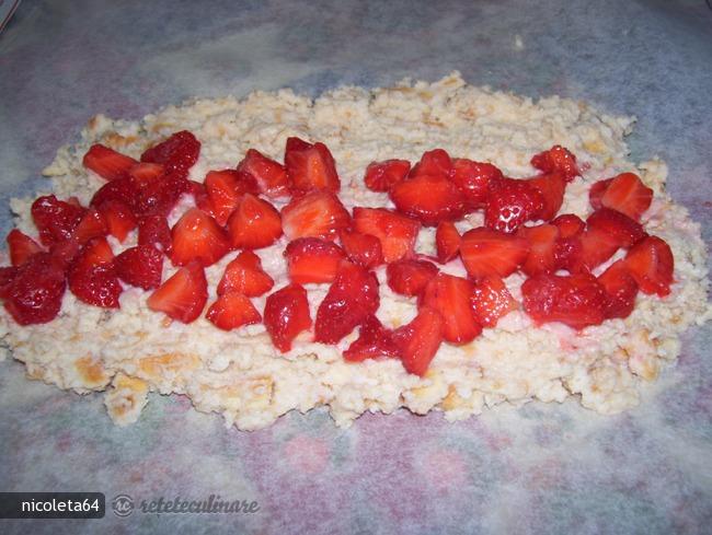 Rulada de Ricotta cu Biscuiti, Cocos si Capsuni